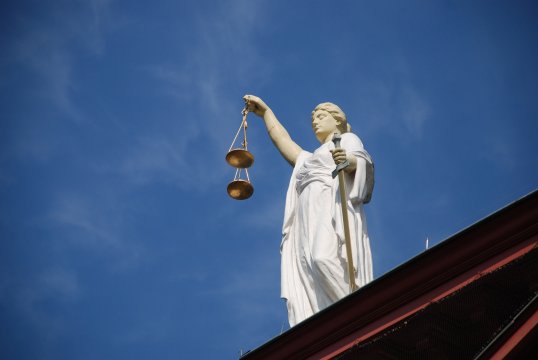 statua con bilancia su tetto.