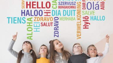 bambini che indicano delle parole in diverse lingue