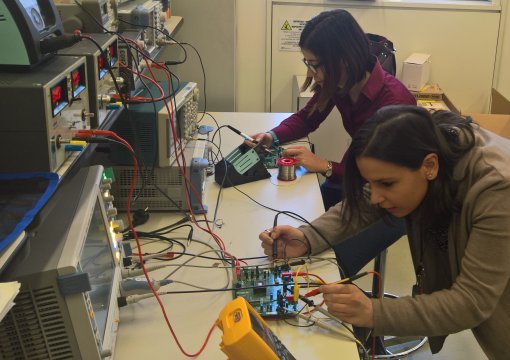 ragazze impegnate in un laboratorio di elettronica