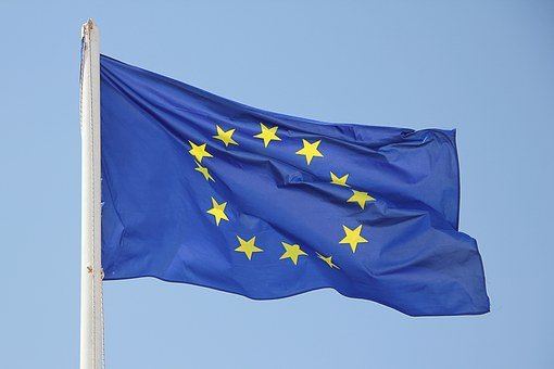 bandiera europea che svolazza