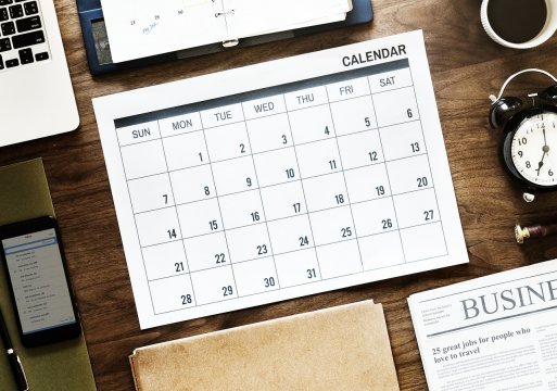 calendario e pc su scrivania