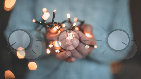 mani chiuse a coppa che offrono luce