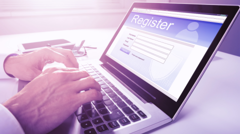 computer con schermata per registrazione profilo
