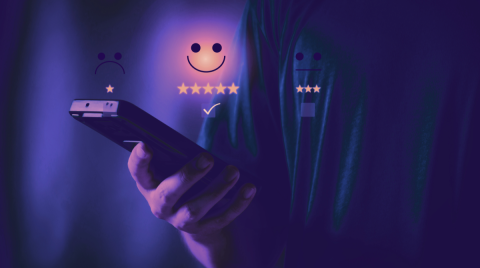 mano con smartphone e icone survey