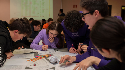 studenti che risolvono quiz matematici