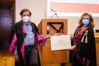 La consegna della pergamena della laurea