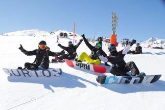 ragazzi con snowboard sulla neve