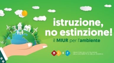 mano con pianeta e scritta bianca su sfondo verde "istruzione no estinzione"