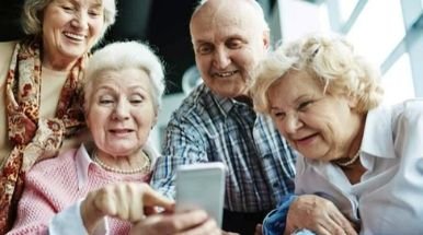 Anziani che guardano uno smartphone