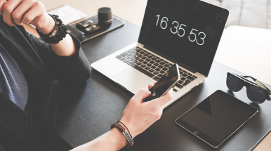 persona con pc e tablet 