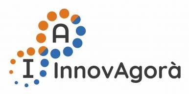 scritta agorà arancione su sfondo bianco