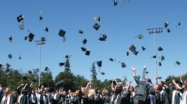 lancio dei cappelli dei laureati