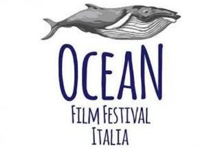 scritta Ocean Film Festival e disegno di balena
