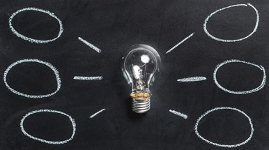 Lampadina su lavagna