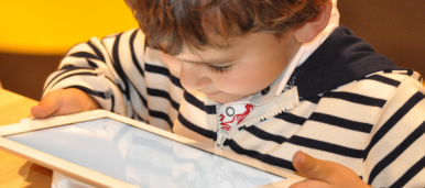 bambino con tablet