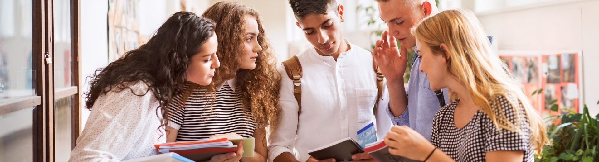 gruppo di ragazzi che guardano un libro