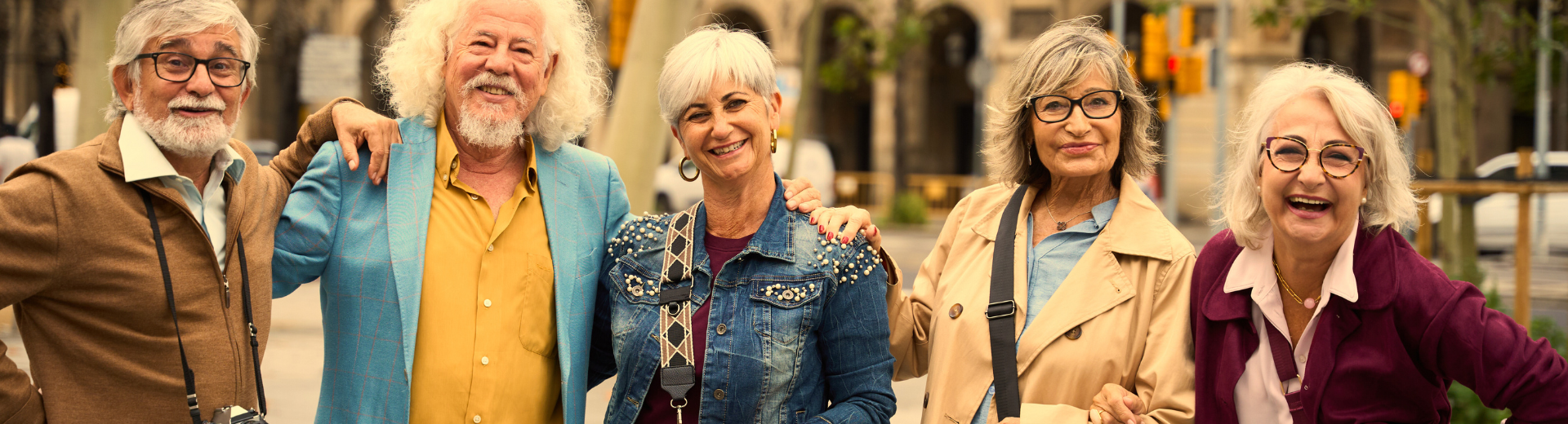 gruppo di persone anziane insieme in viaggio