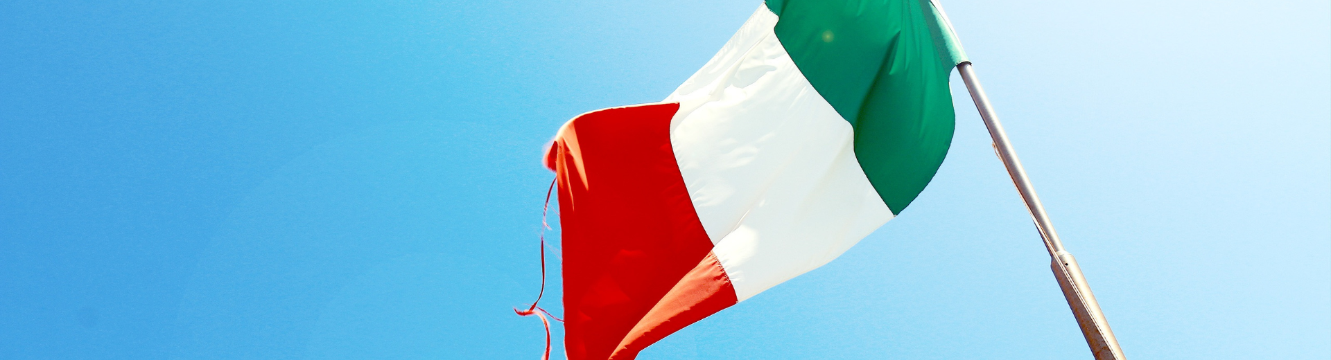 bandiera italiana e cielo azzurro sullo sfondo