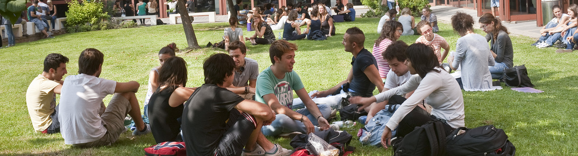 Studenti sul prato tra U1 e U2