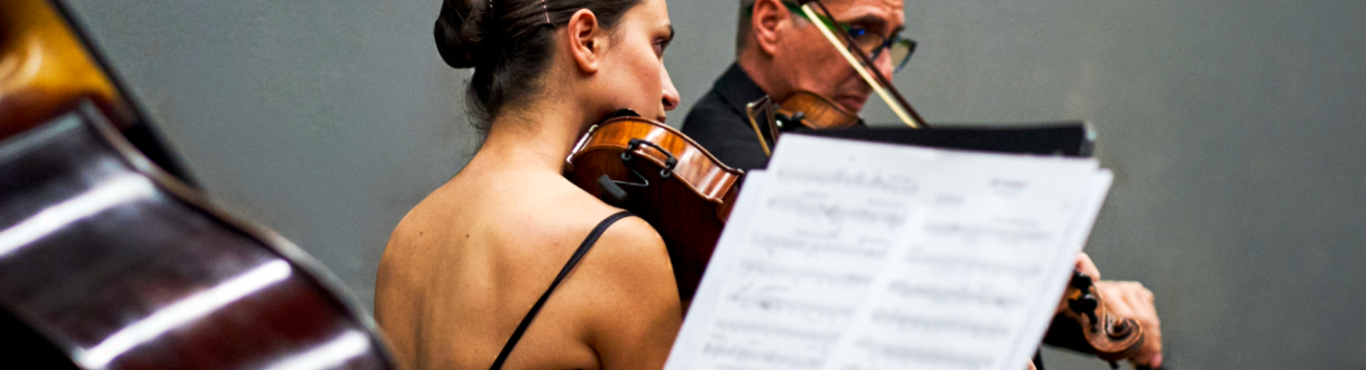 musicisti che suonano violino e spartito musicale